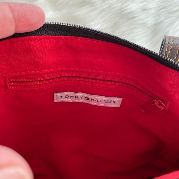 Tommy Hilfiger hand and purse/ crossbody - Picture 10 of 11